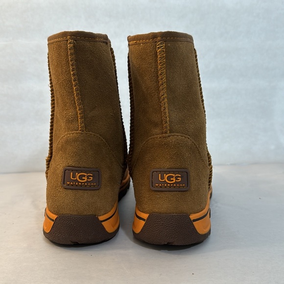 UGG Lynden Waterproof Suede Boot. Size 2 in excellent condition like new - Picture 4 of 11